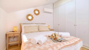 Rumah Keluarga, 3 kamar tidur, 2 kamar mandi (Island Villa Alba with Terrace &) | 3 kamar tidur dan brankas