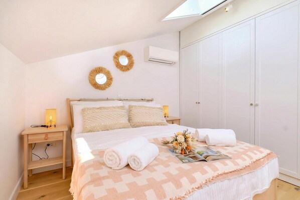 Family House, 3 Bedrooms, 2 Bathrooms (Island Villa Alba with Terrace &) | 3 bilik tidur, peti besi dalam bilik 