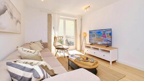 Rumah Keluarga, 3 kamar tidur, 2 kamar mandi (Island Villa Alba with Terrace &) | Area keluarga | TV layar datar