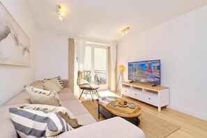 家庭独立别墅, 多间卧室, 双浴室 (Charming Island Villa Alba) | 起居区 | 21-英寸纯平电视 （配备有线频道）、电视