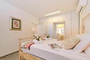 Family House, Multiple Bedrooms, 2 Bathrooms (Charming Island Villa Alba)