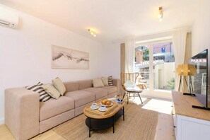 21-inch flat-screen TV with cable channels, TV - Charming Island Villa Alba (Mali Losinj)