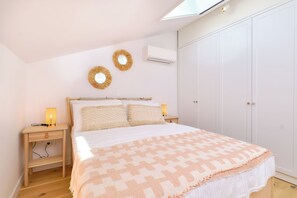 Maison Familiale, plusieurs chambres, 2 salles de bains (Charming Island Villa Alba) | 3 chambres, coffres-forts dans les chambres, fer et planche à repasser