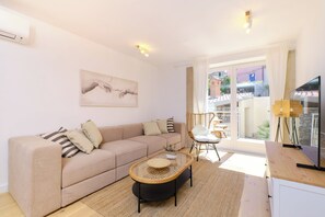 Casa família, vários quartos, 2 banheiros (Charming Island Villa Alba) | Área de estar | TV de tela plana 21 polegadas com canais a cabo, TV