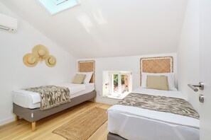Family House, Multiple Bedrooms, 2 Bathrooms (Charming Island Villa Alba)
