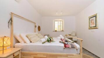 Casa familiar, varias habitaciones, 2 baños (Charming Island Villa Alba) | 3 habitaciones y caja de seguridad en la habitación