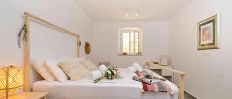 Family House, Multiple Bedrooms, 2 Bathrooms (Charming Island Villa Alba)
