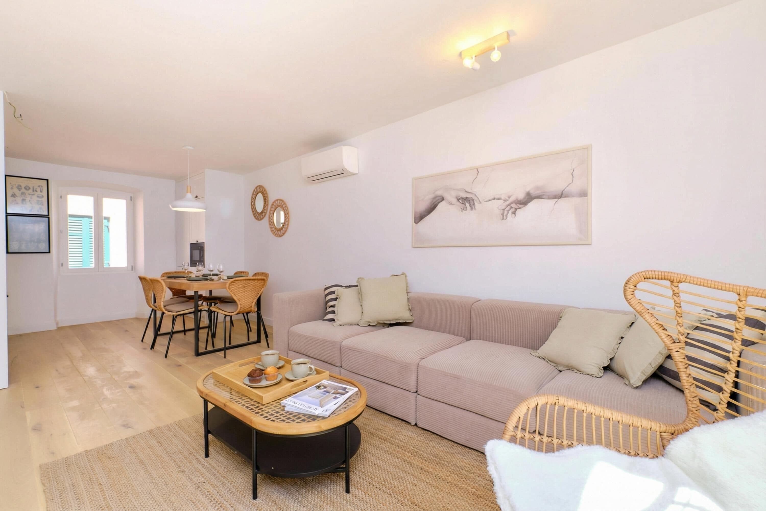Casa familiar, diversos dormitoris, 2 banys (Charming Island Villa Alba) | Sala d'estar | Televisor de pantalla plana de 21 polzades amb canals per cable 