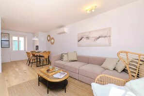 Family House, Multiple Bedrooms, 2 Bathrooms (Charming Island Villa Alba) | Living area