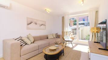 Familienhaus, Mehrere Schlafzimmer, 2 Bäder (Charming Island Villa Alba) | Wohnbereich | 21-Zoll-Flachbildfernseher mit Kabelempfang, Fernseher