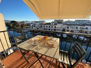 Outdoor dining - Porto Fino - Apartamento vista al canal reformado (Empuriabrava)