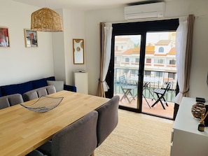 Enjoy meals at the dining table with a view of the residential area from the balcony.