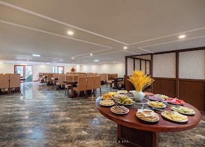 Café da manhã com buffet grátis todos os dias
