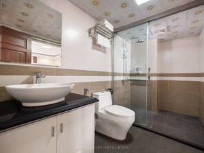 Doppia Deluxe, vista montagna | Bagno | Soffione a pioggia, asciugacapelli, pantofole, bidet