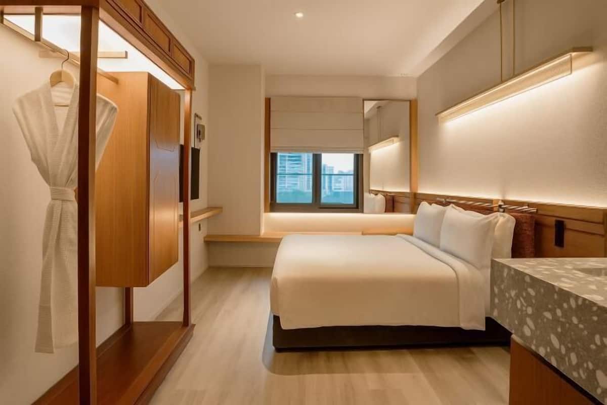 In-room safe, soundproofing, WiFi (free)