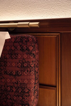 Cofres nos quartos, quartos à prova de som, Wi-Fi de cortesia