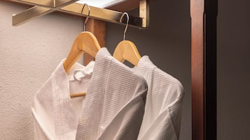 In-room safe, soundproofing, free WiFi