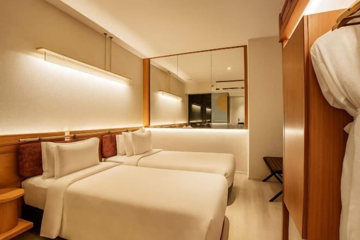 In-room safe, soundproofing, WiFi (free)