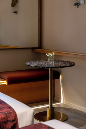 Kahden hengen kaupunkihuone (kaksi sänkyä) | Tallelokero huoneessa, äänieristys, ilmainen Wi-Fi