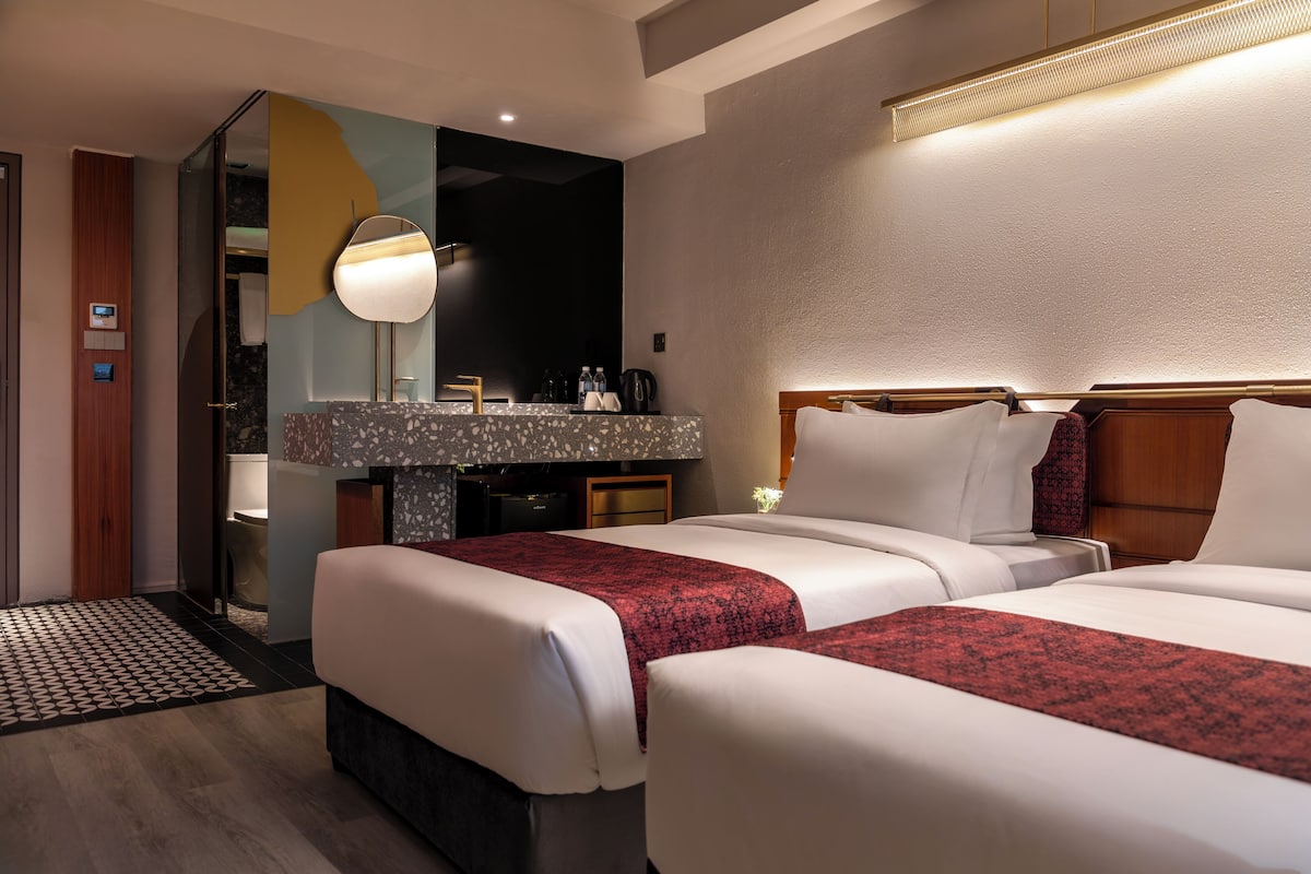 In-room safe, soundproofing, WiFi (free)