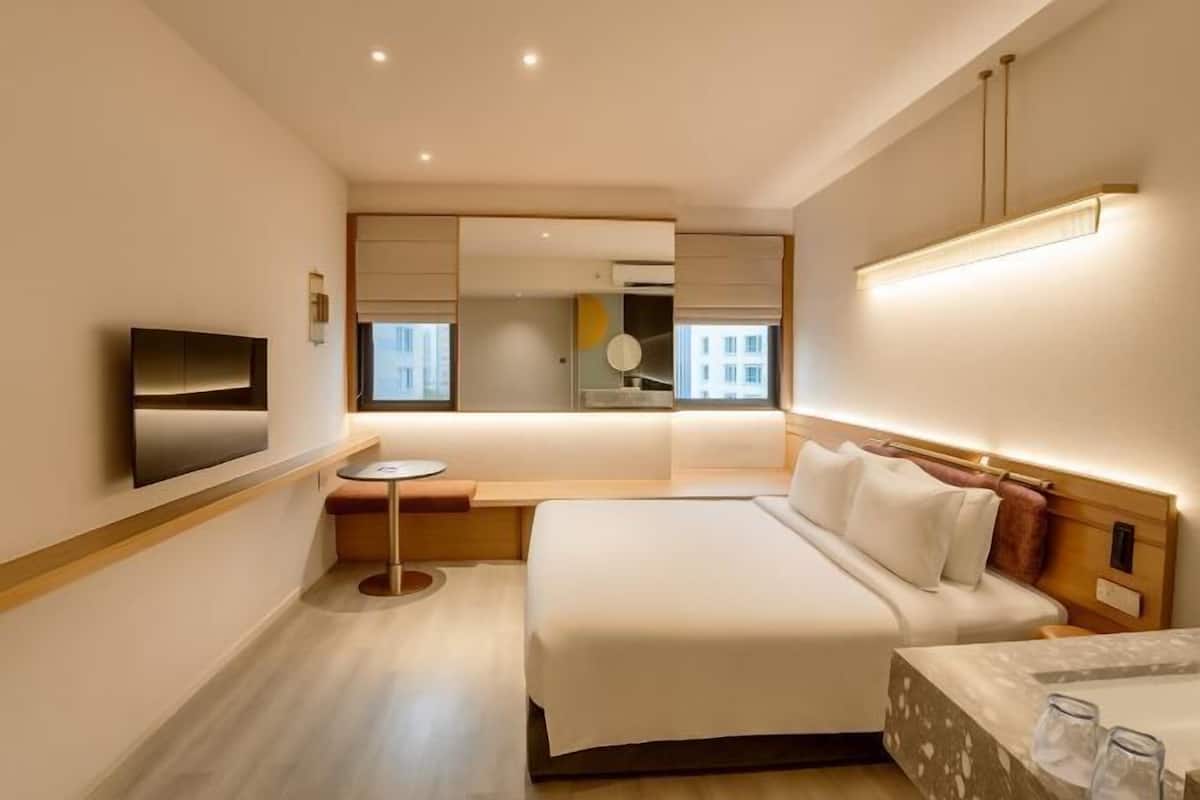 In-room safe, soundproofing, WiFi (free)