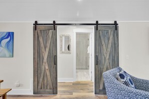 Interior - 10 Sandcrab Court by AvantStay | Beautiful Home w/ Deck, Walk to the Beach (Isle Of Palms)