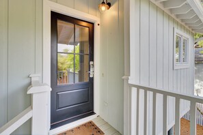 Property grounds - 10 Sandcrab Court by AvantStay | Beautiful Home w/ Deck, Walk to the Beach (Isle Of Palms)