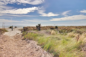 Beach nearby - 10 Sandcrab Court by AvantStay | Beautiful Home w/ Deck, Walk to the Beach (Isle Of Palms)