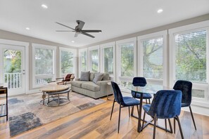 Interior - 10 Sandcrab Court by AvantStay | Beautiful Home w/ Deck, Walk to the Beach (Isle Of Palms)