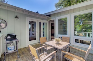 Outdoor dining - 10 Sandcrab Court by AvantStay | Beautiful Home w/ Deck, Walk to the Beach (Isle Of Palms)