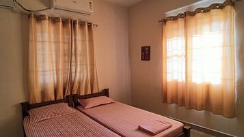 Deluxe Double Room, 2 Single Beds, Private Bathroom | Desk, soundproofing, free WiFi