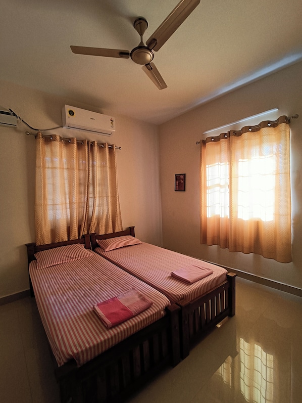 Habitación doble Deluxe, 2 camas individuales, baño privado | Escritorio, insonorización y wifi gratis 