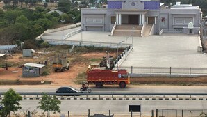 Un edificio grande con una escalera central y un área de entrada plana.