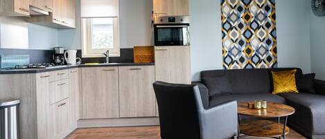 Een koelkast, een microgolfoven, een kookplaat, een vaatwasser