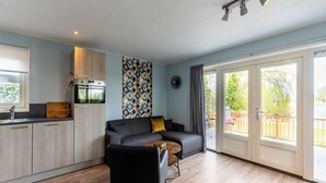 Un appartement moderne comprenant une cuisine, un canapé et un coin repas.