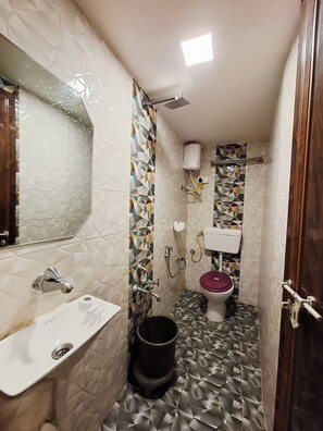 Ein Badezimmer mit Waschbecken, Toilette und Dusche.
