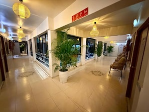 Lobby sitting area - Hotel Krishna Ahmedabad (Ahmedabad)