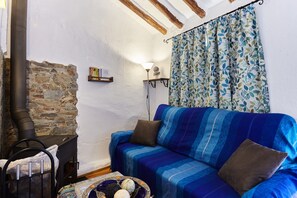 TV, fireplace - Apartment 'Cazorla Rural Guadalquivir' with Private Terrace, Wi-Fi and Air Conditioning (Quesada)