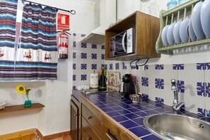 Fridge, microwave, stovetop, coffee/tea maker - Apartment 'Cazorla Rural Guadalquivir' with Private Terrace, Wi-Fi and Air Conditioning (Quesada)