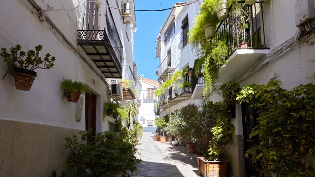 A narrow alleyway with potted plants and balconies. - Apartment 'Cazorla Rural Guadalquivir' with Private Terrace, Wi-Fi and Air Conditioning (Quesada)