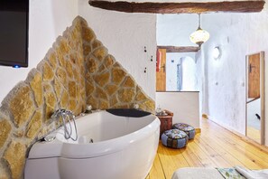 Shower, hair dryer, towels - Apartment 'Cazorla Rural Guadalquivir' with Private Terrace, Wi-Fi and Air Conditioning (Quesada)