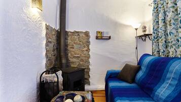 Een televisie en een open haard