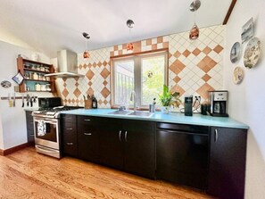 Køleskab, mikrobølgeovn, ovn, kogeplade