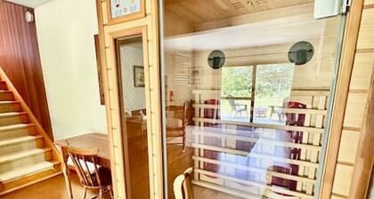 Porchside Retreat: Sauna and Treeline Backyard