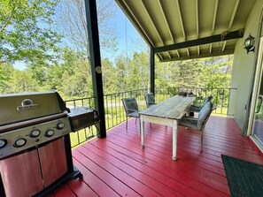 Outdoor dining - Porchside Retreat: Sauna and Treeline Backyard (Meaford)