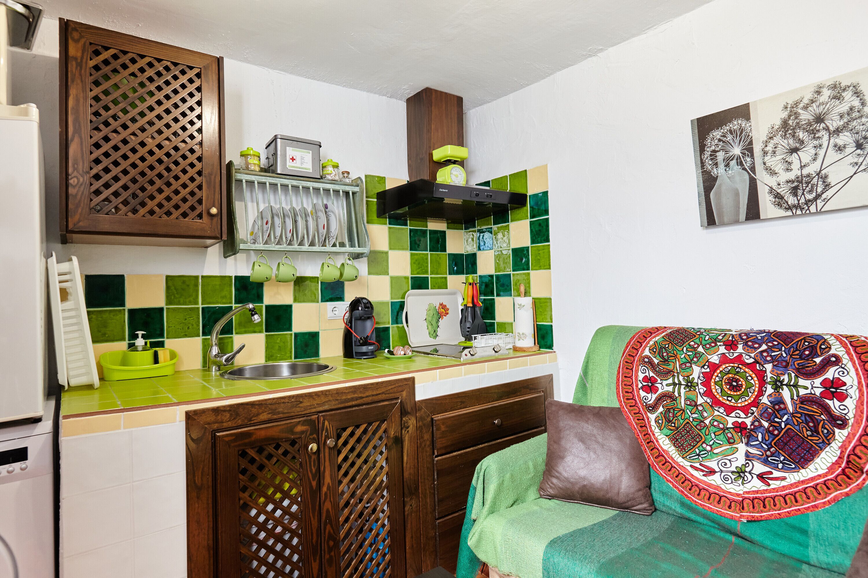 Frigorífico, microondas, placa de cocina y cafetera o tetera