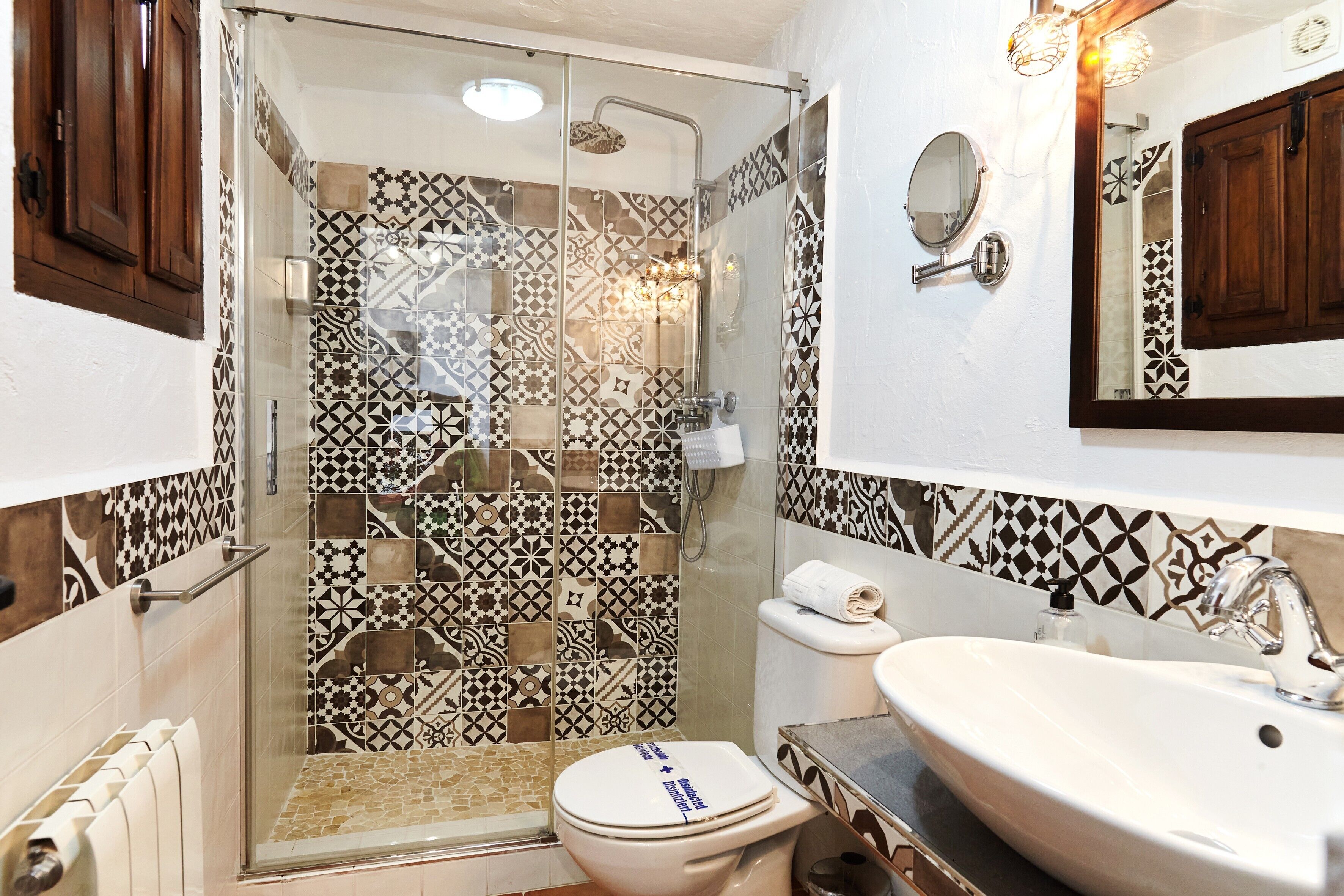 Douche, sèche-cheveux, serviettes fournies