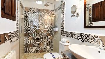 Douche, sĂšche-cheveux, serviettes fournies