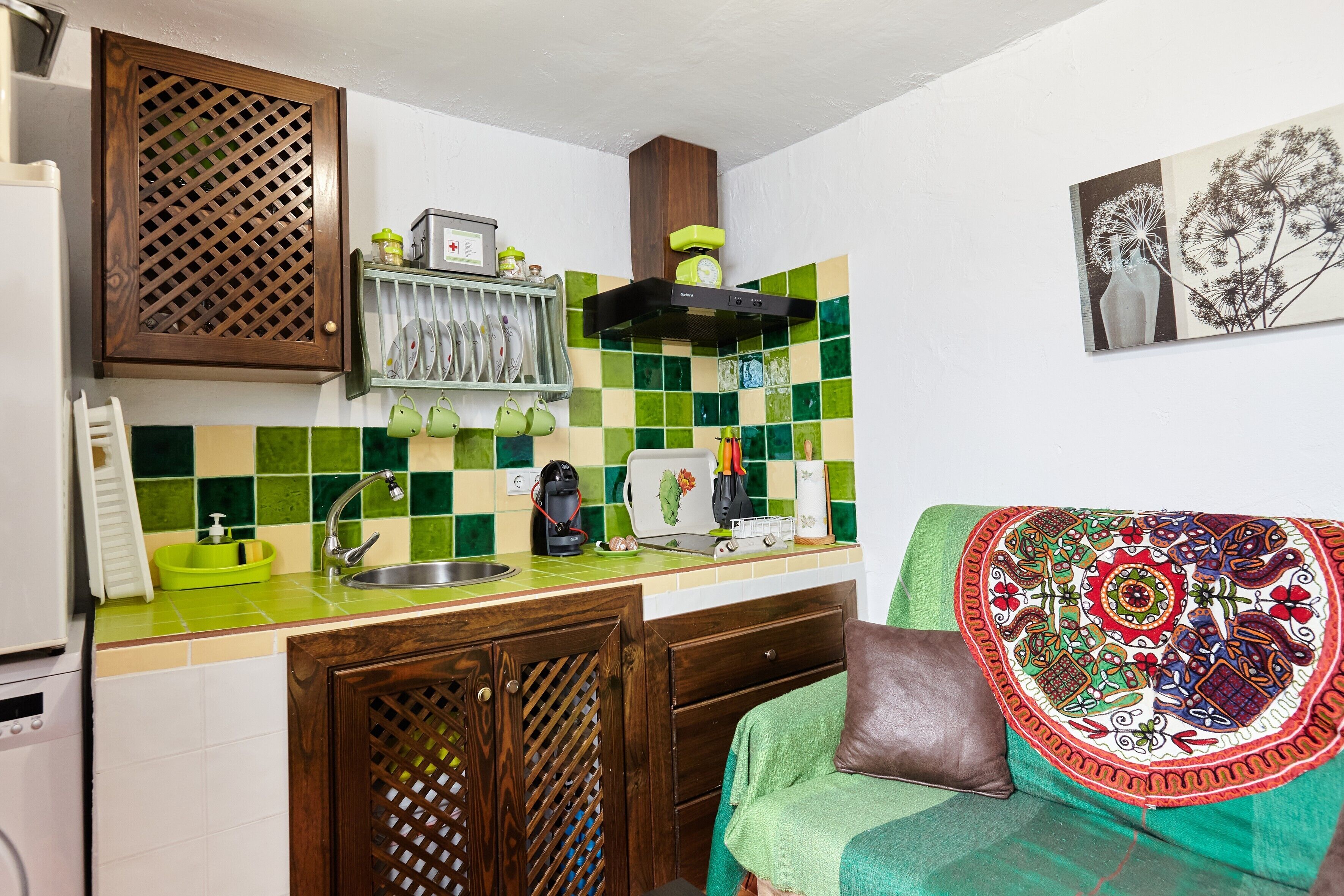 Réfrigérateur, micro-ondes, plaque de cuisson, cafetière/bouilloire