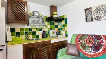 Réfrigérateur, micro-ondes, plaque de cuisson, cafetiÚre/bouilloire